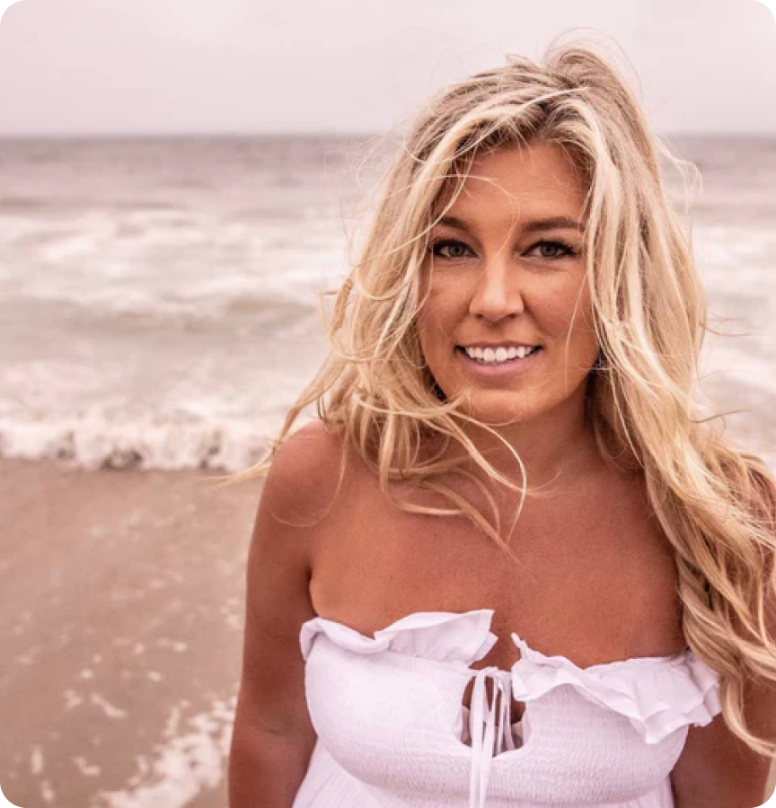 Chelsea Lauridsen standing on the beach, promoting 360cookwares